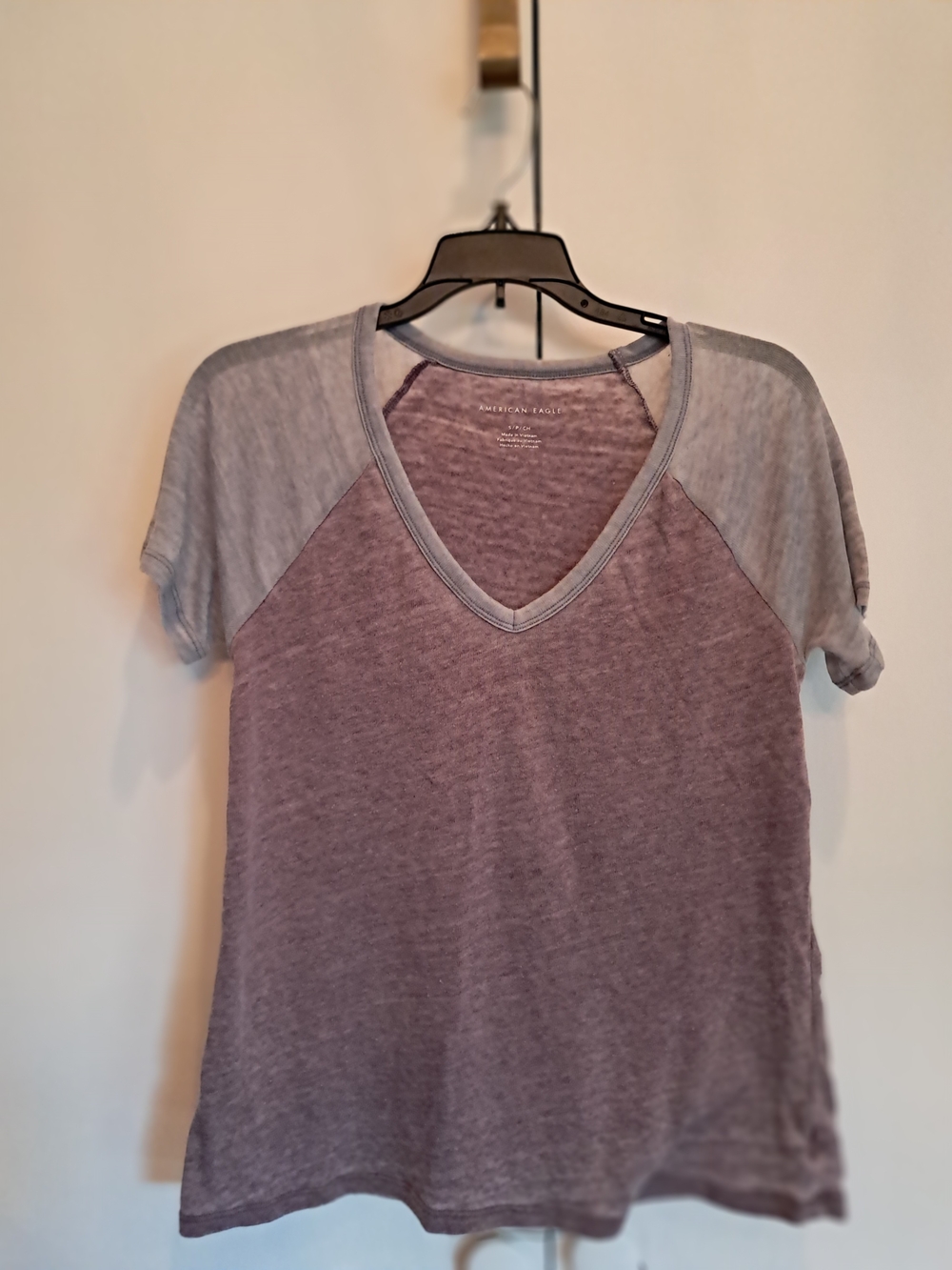 American Eagle Outfitters Mauve V-Neck Raglan Tee with Light Gray Sleeves